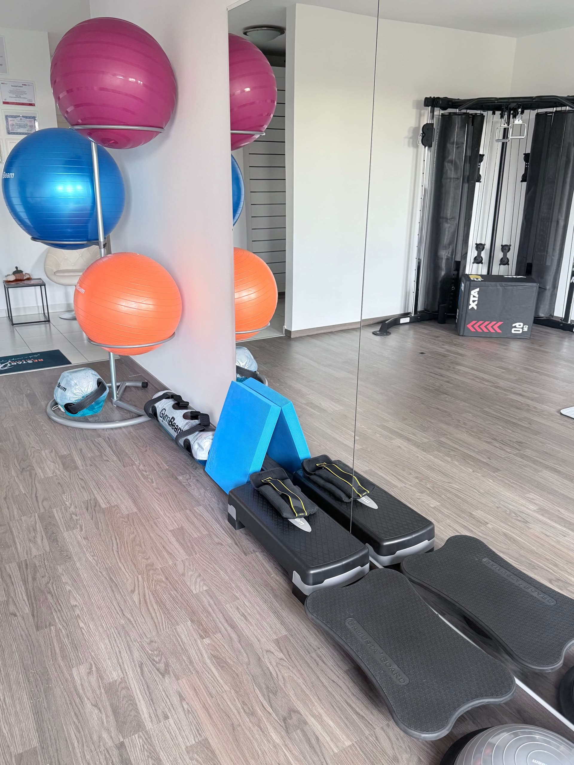Tágas rehabilitációs terem jól felszerelt edzőgépekkel