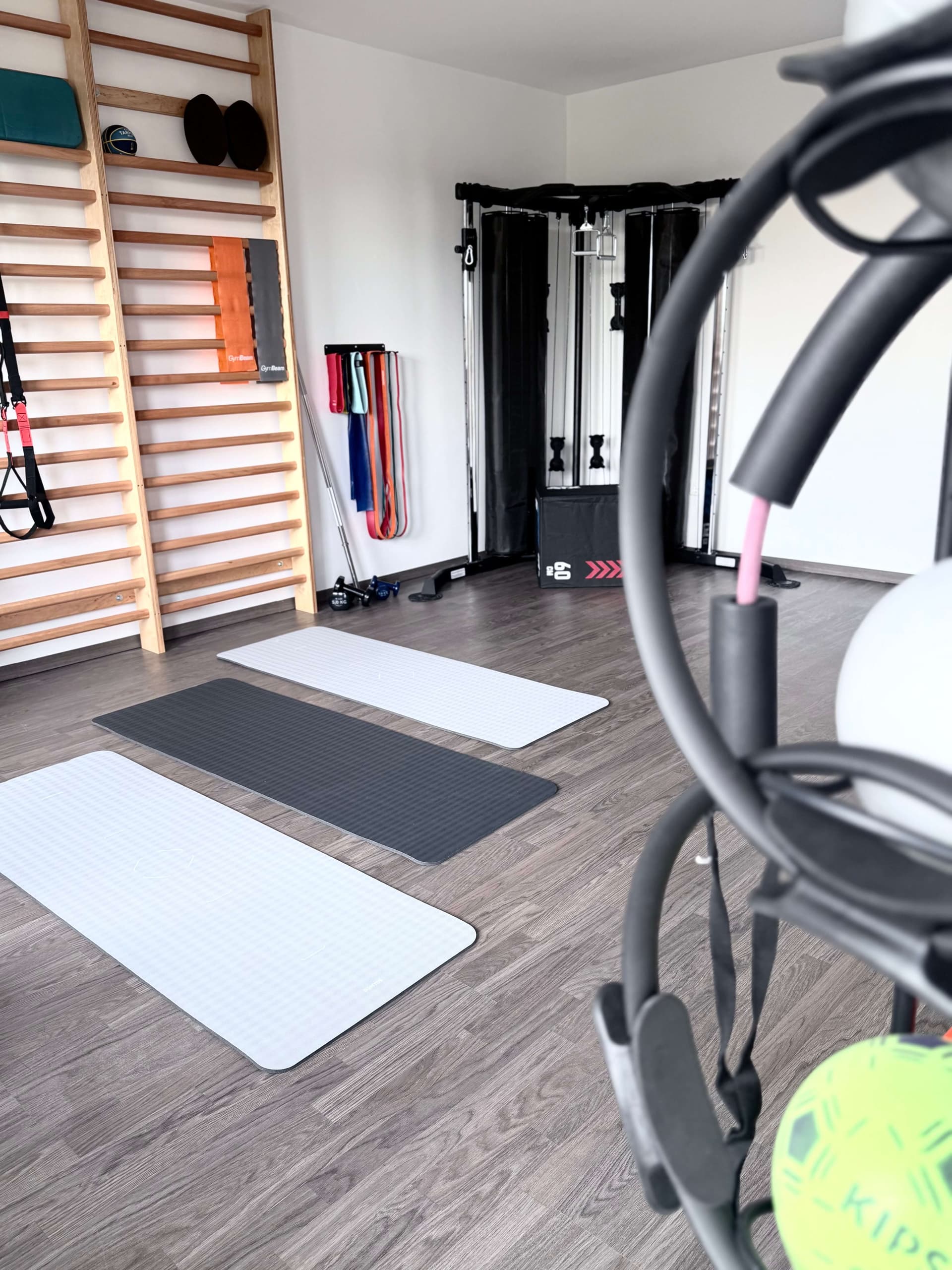 ReStart Physio kezelőterem tornaszőnyegekkel és bordásfallal