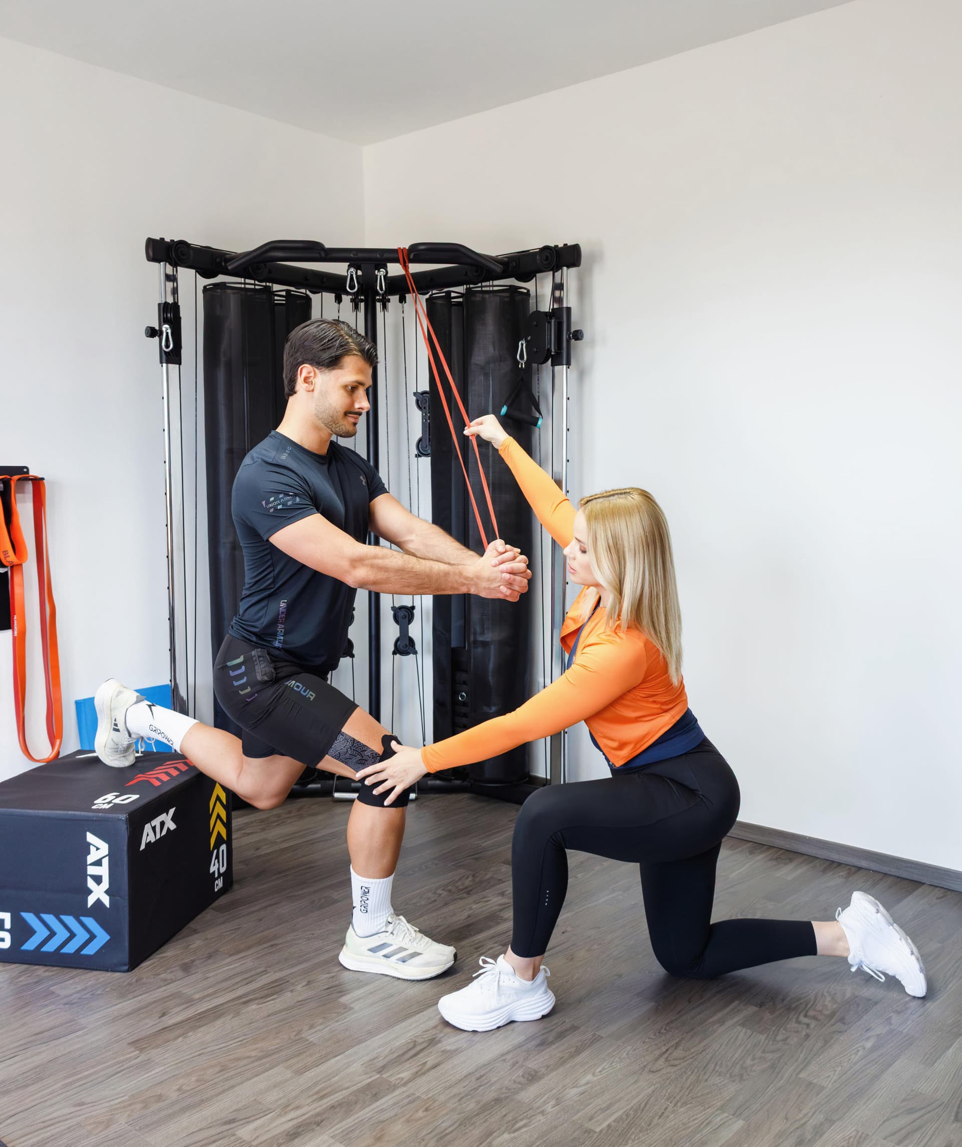 Személyre szabott sportrehabilitáció és térdízületi stabilizáció gumiszalaggal, gyógytornász vezetésével a győri ReStart Physio rendelőben
