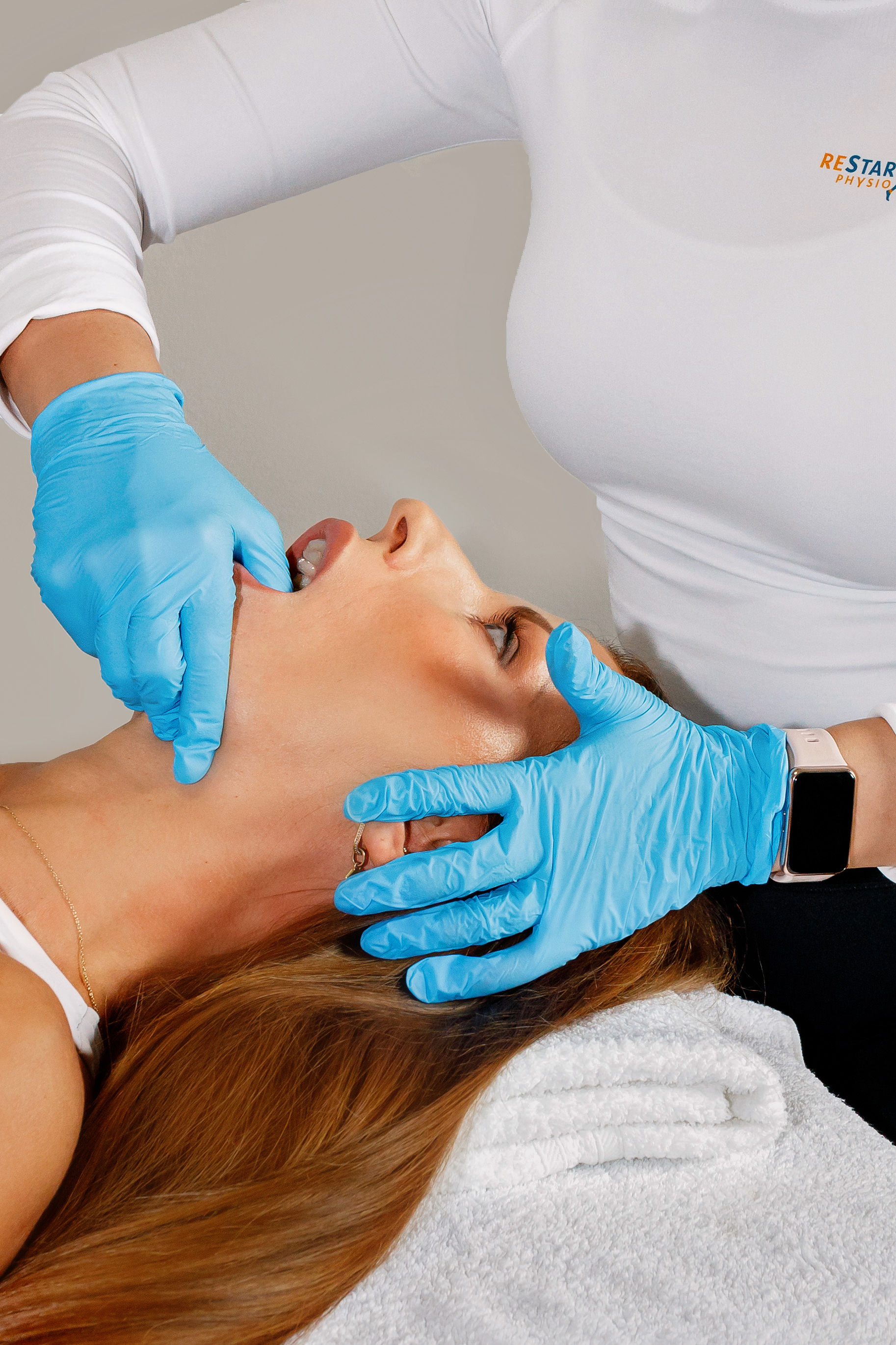 ReStart Physio TMI terápia – állkapocs-ízületi manuálterápia szájüregen keresztül Győrben, a rágóizmok és ízületi blokkok oldására.