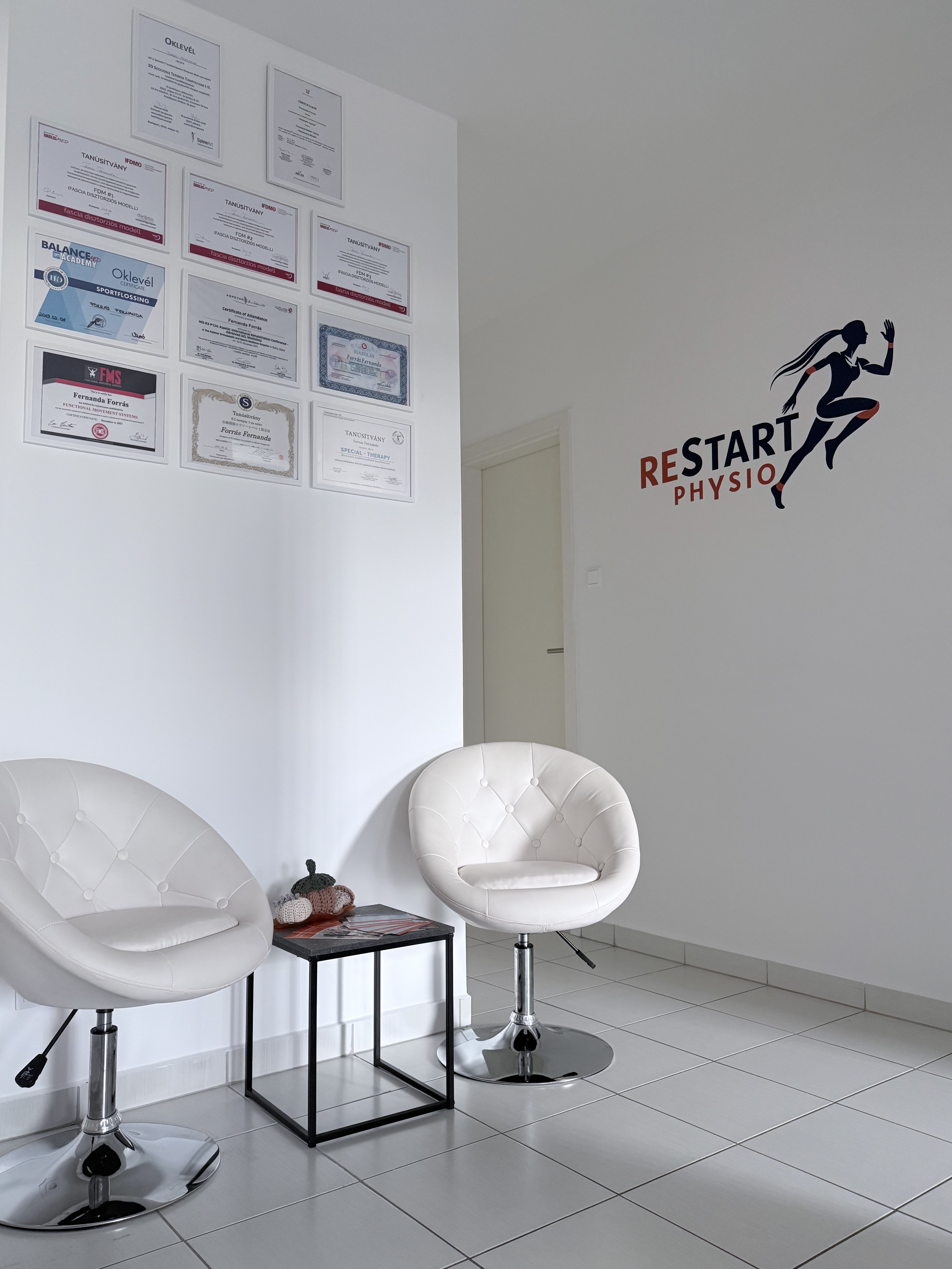 A ReStart Physio győri gyógytorna rendelő váróterme – belépéskor modern, tiszta és barátságos környezet fogad, kényelmes székekkel és szakmai oklevelekkel a falon.