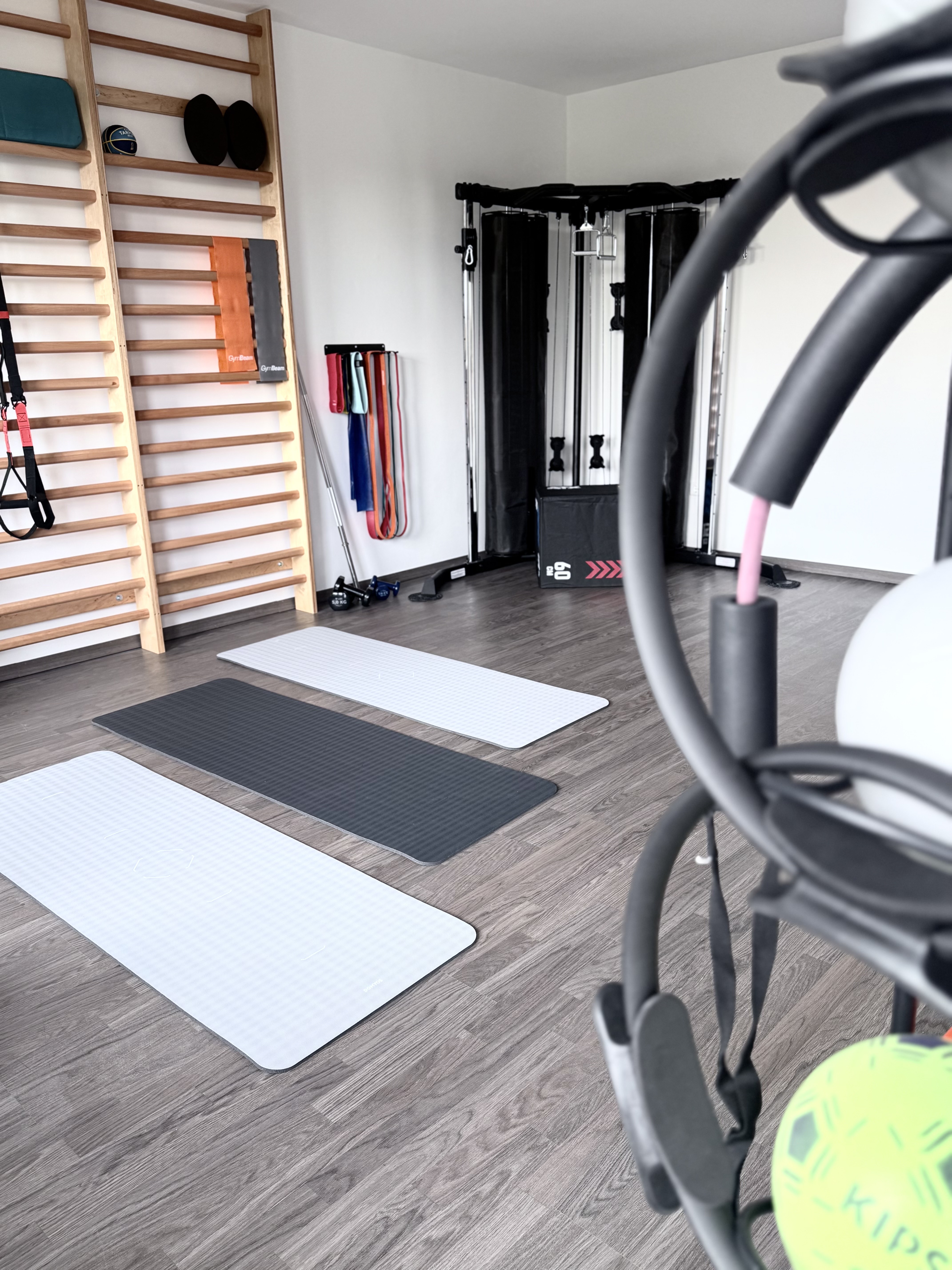 Gyógytorna és fizioterápia eszközök Győrben – ReStart Physio kezelőterem tornaszőnyegekkel és bordásfallal